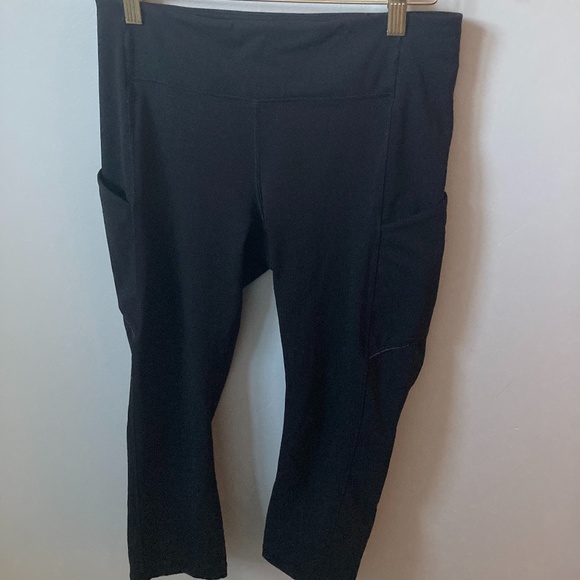 Crop/Capri Lululemon Leggings in Black w/ Pockets - Picture 2 of 5